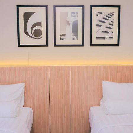 Front One King Hotel Tuban Tuban  エクステリア 写真