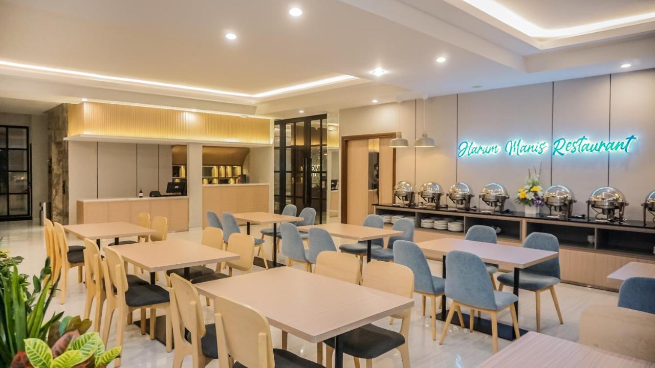 Front One King Hotel Tuban Tuban  エクステリア 写真