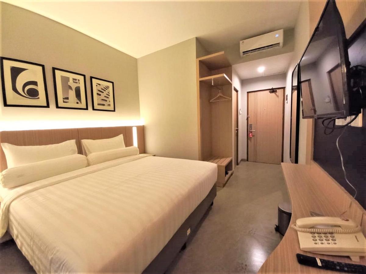 Front One King Hotel Tuban Tuban  エクステリア 写真