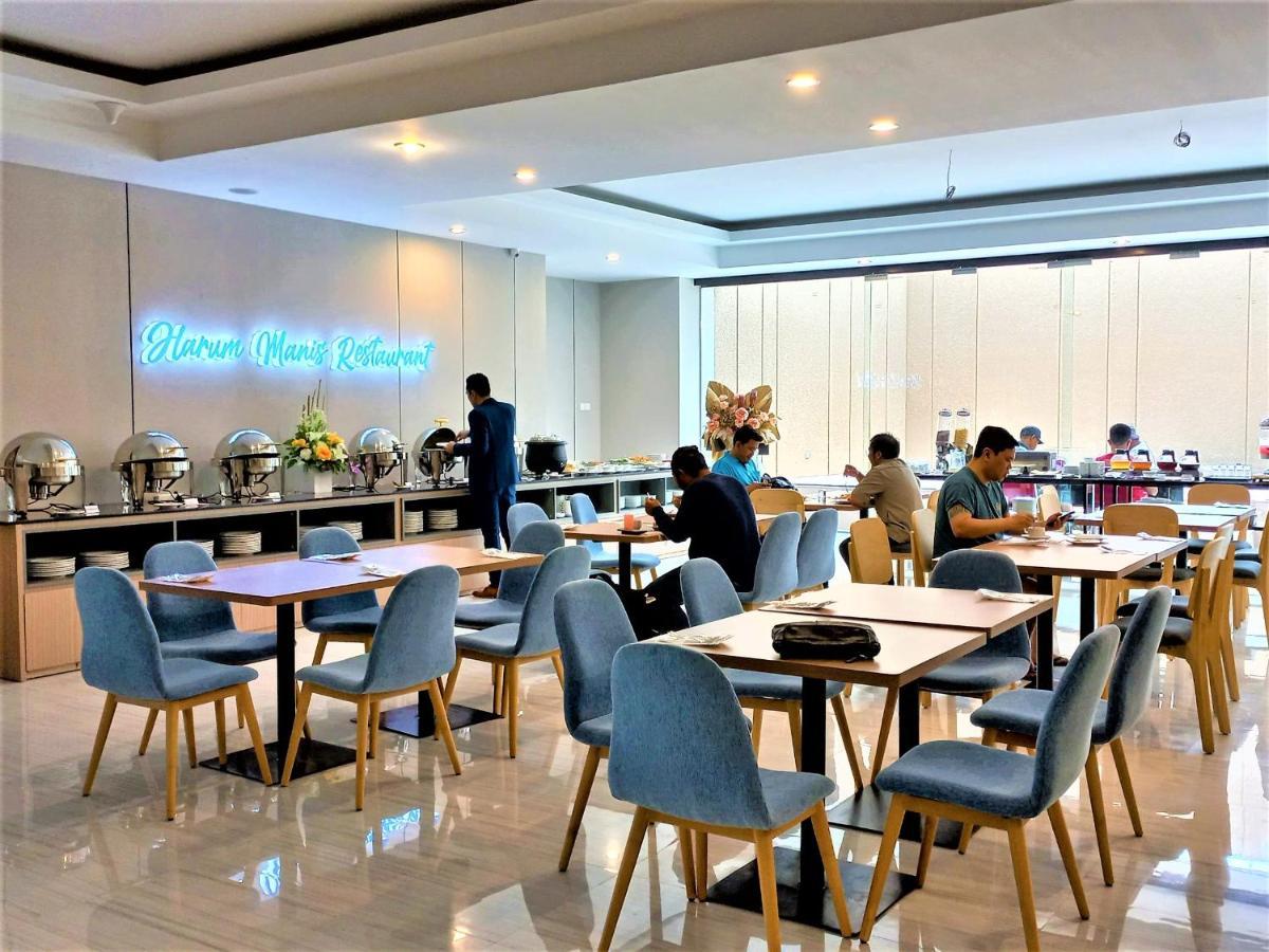Front One King Hotel Tuban Tuban  エクステリア 写真