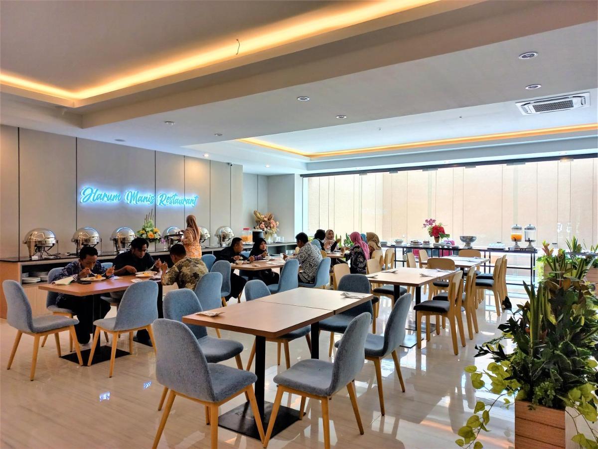 Front One King Hotel Tuban Tuban  エクステリア 写真