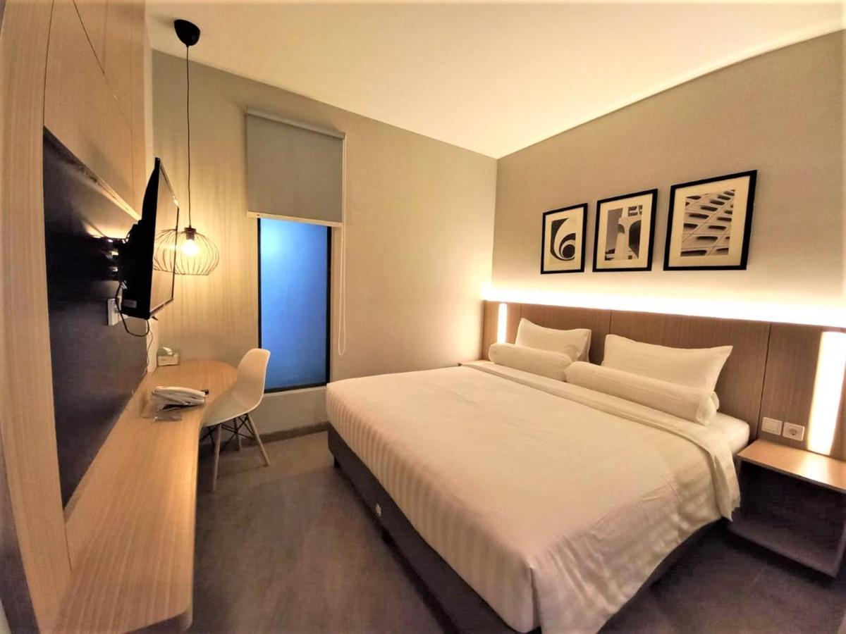 Front One King Hotel Tuban Tuban  エクステリア 写真
