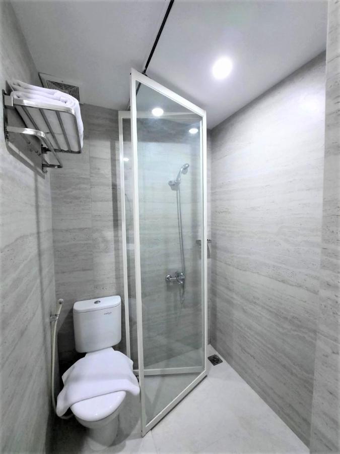 Front One King Hotel Tuban Tuban  エクステリア 写真