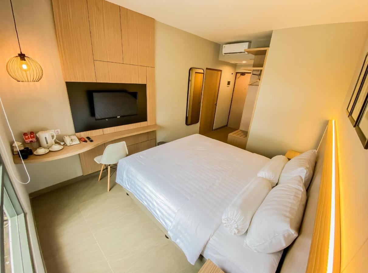 Front One King Hotel Tuban Tuban  エクステリア 写真