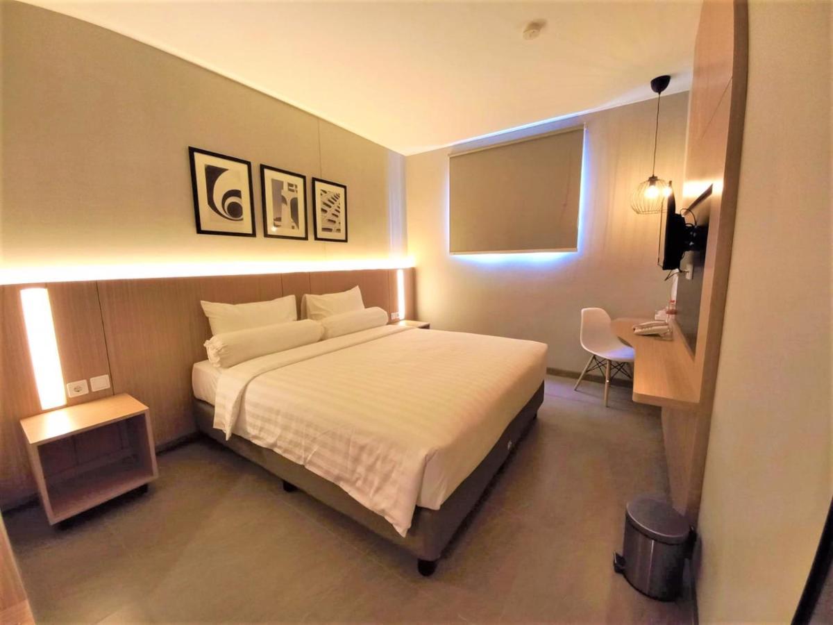 Front One King Hotel Tuban Tuban  エクステリア 写真