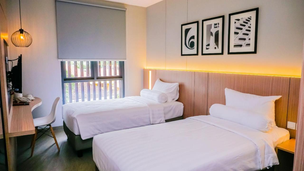 Front One King Hotel Tuban Tuban  エクステリア 写真