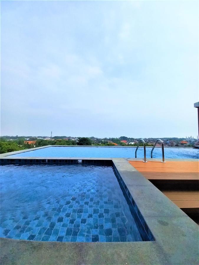 Front One King Hotel Tuban Tuban  エクステリア 写真