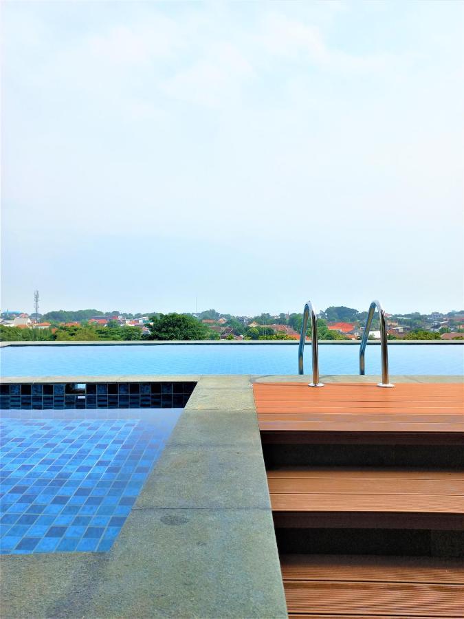 Front One King Hotel Tuban Tuban  エクステリア 写真