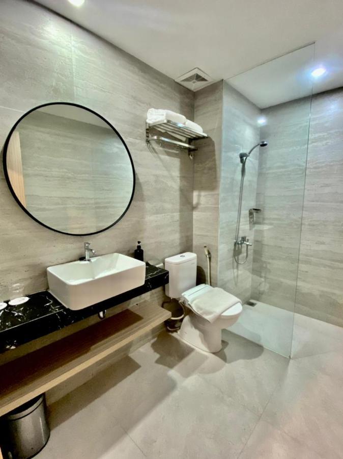 Front One King Hotel Tuban Tuban  エクステリア 写真