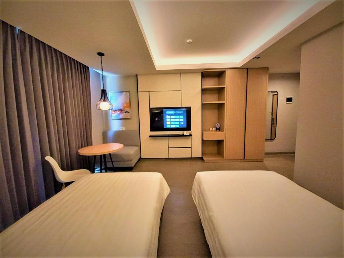 Front One King Hotel Tuban Tuban  エクステリア 写真
