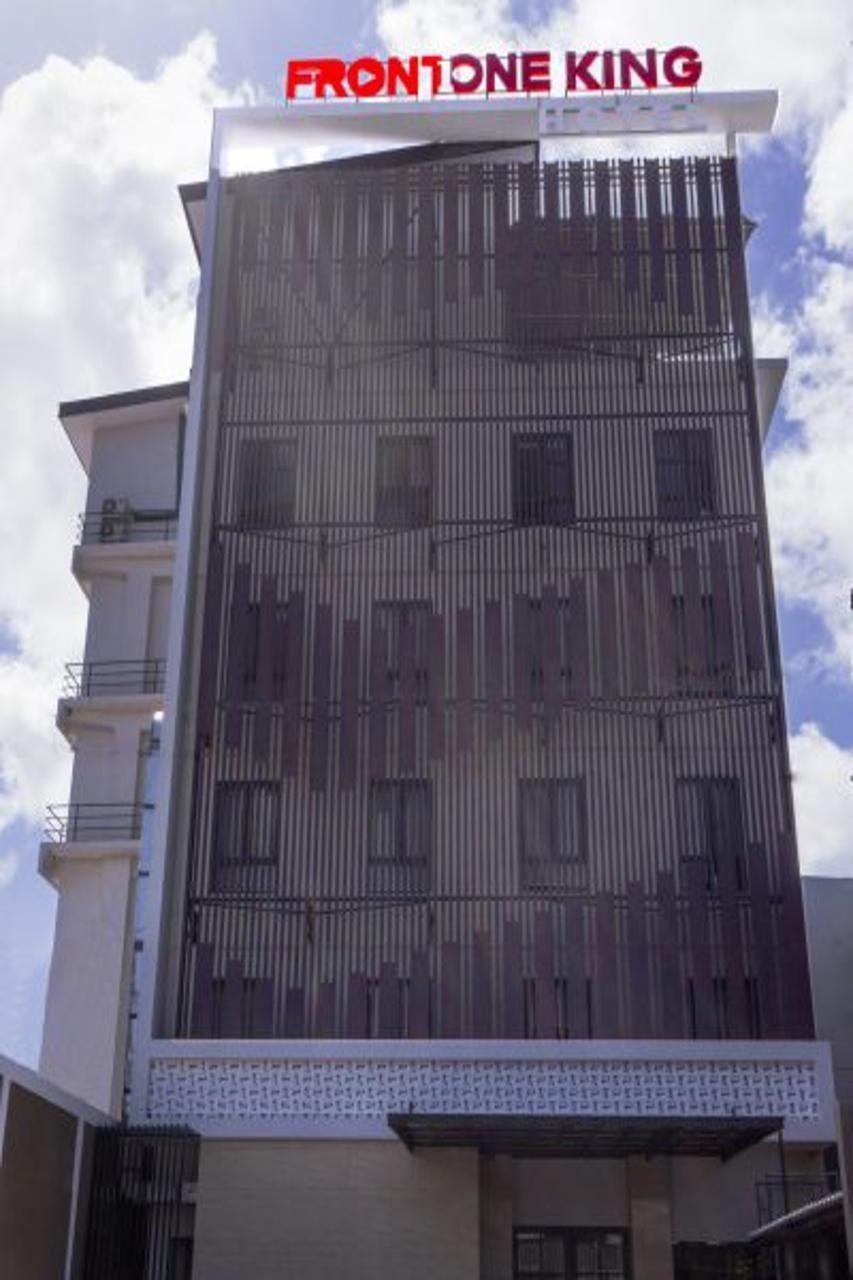 Front One King Hotel Tuban Tuban  エクステリア 写真