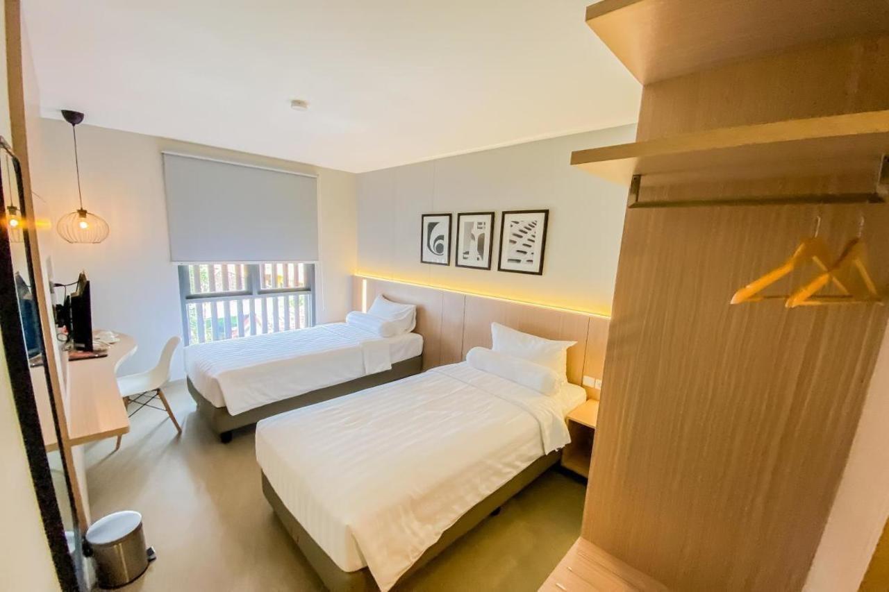 Front One King Hotel Tuban Tuban  エクステリア 写真