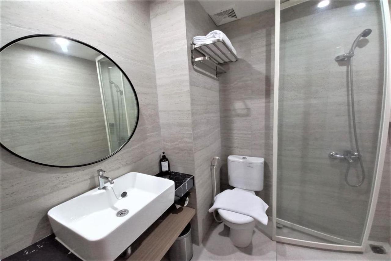 Front One King Hotel Tuban Tuban  エクステリア 写真