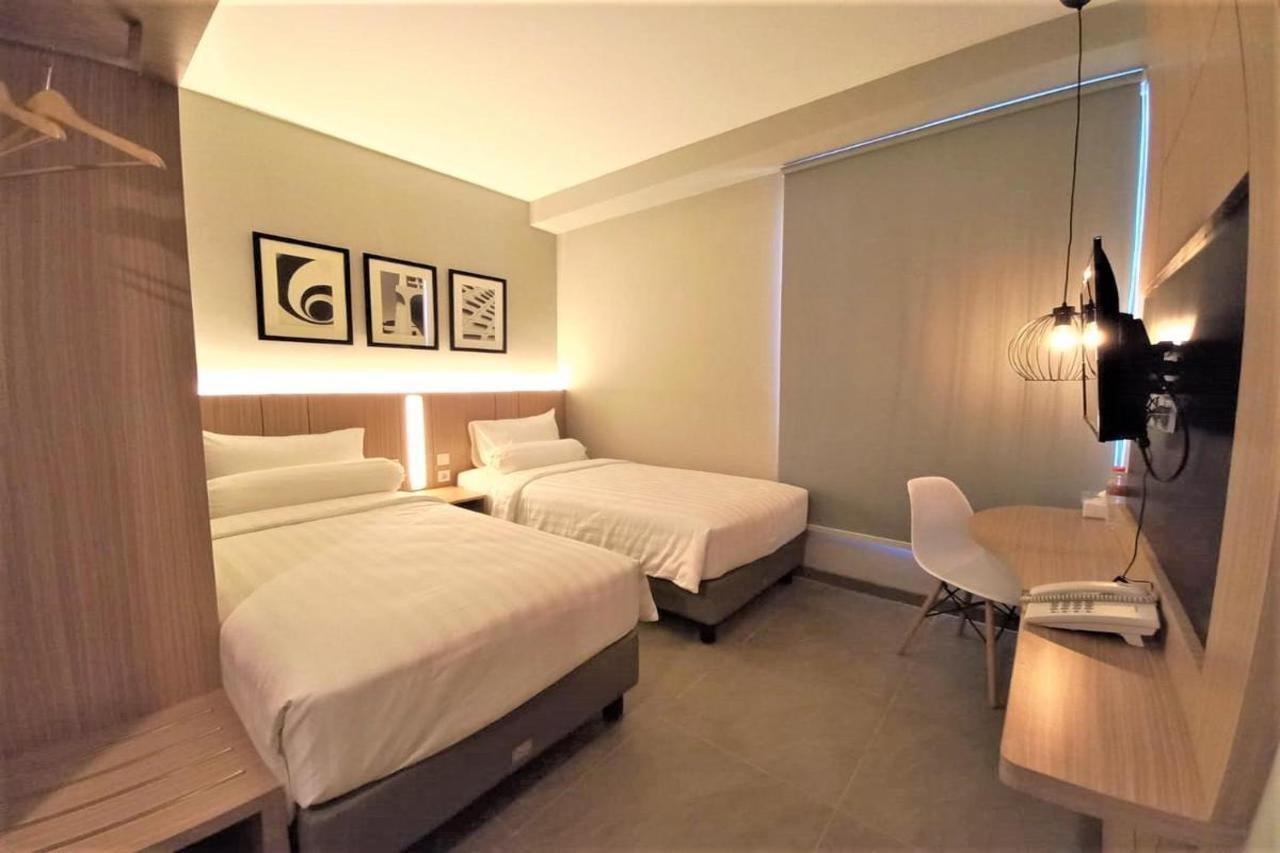 Front One King Hotel Tuban Tuban  エクステリア 写真