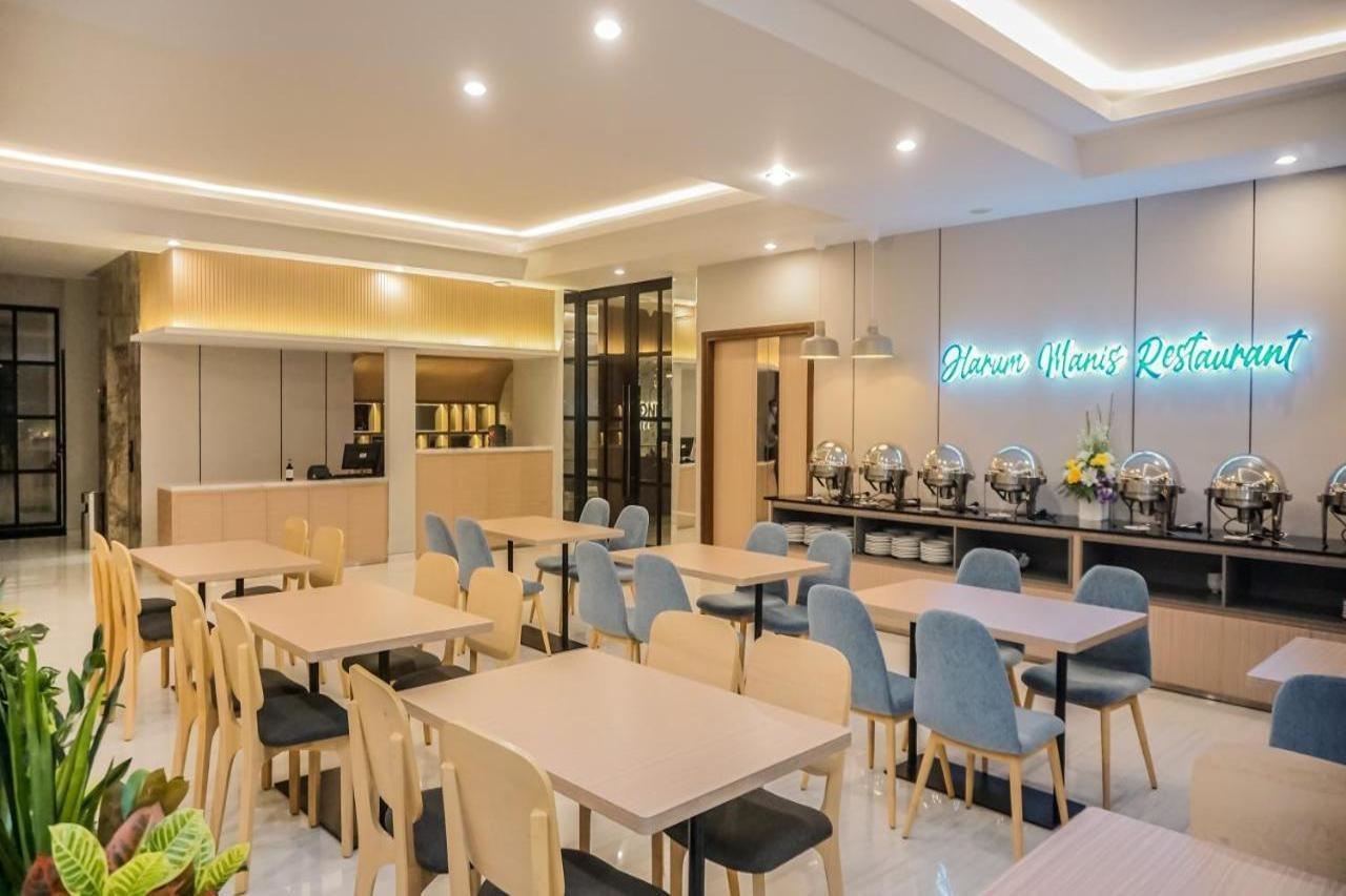 Front One King Hotel Tuban Tuban  エクステリア 写真