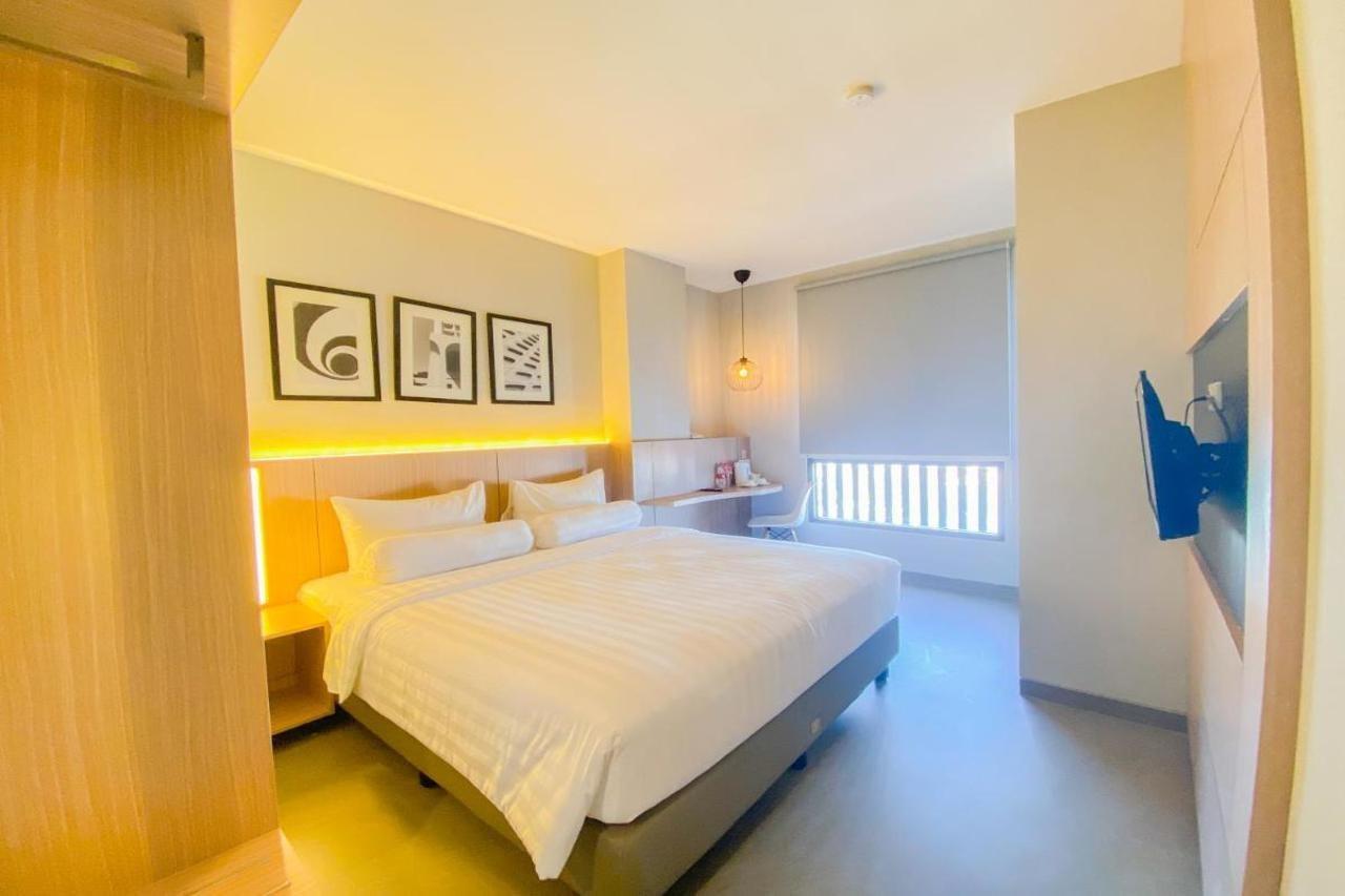 Front One King Hotel Tuban Tuban  エクステリア 写真