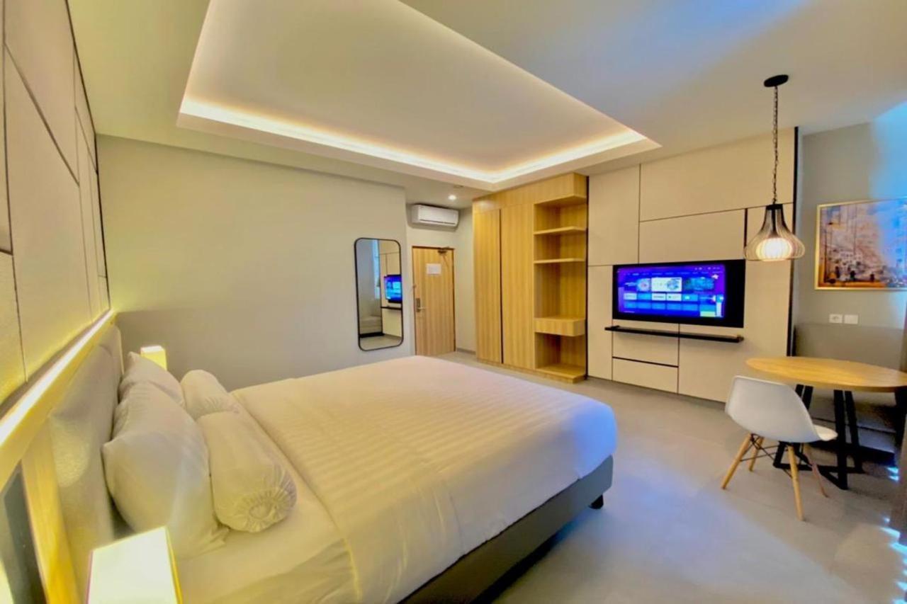 Front One King Hotel Tuban Tuban  エクステリア 写真