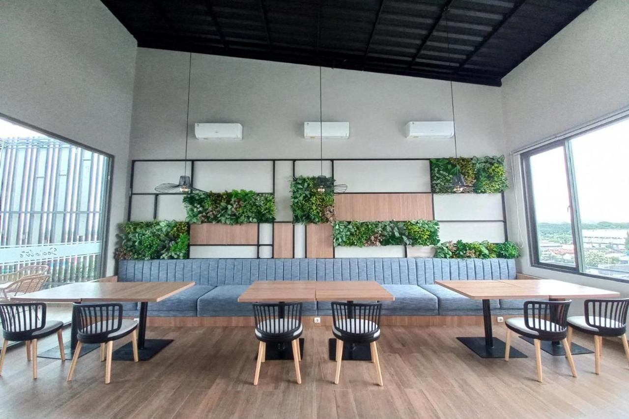 Front One King Hotel Tuban Tuban  エクステリア 写真