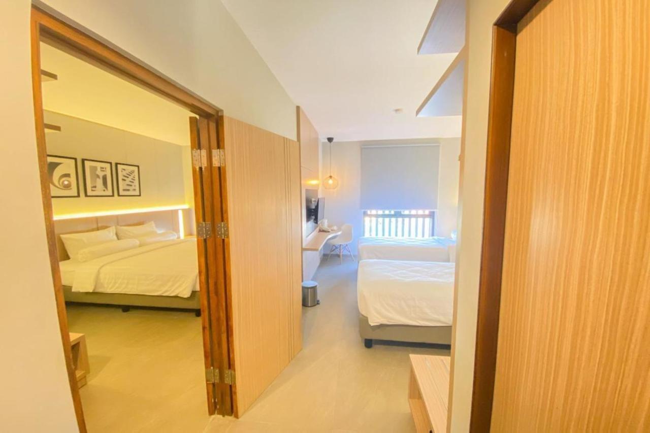 Front One King Hotel Tuban Tuban  エクステリア 写真
