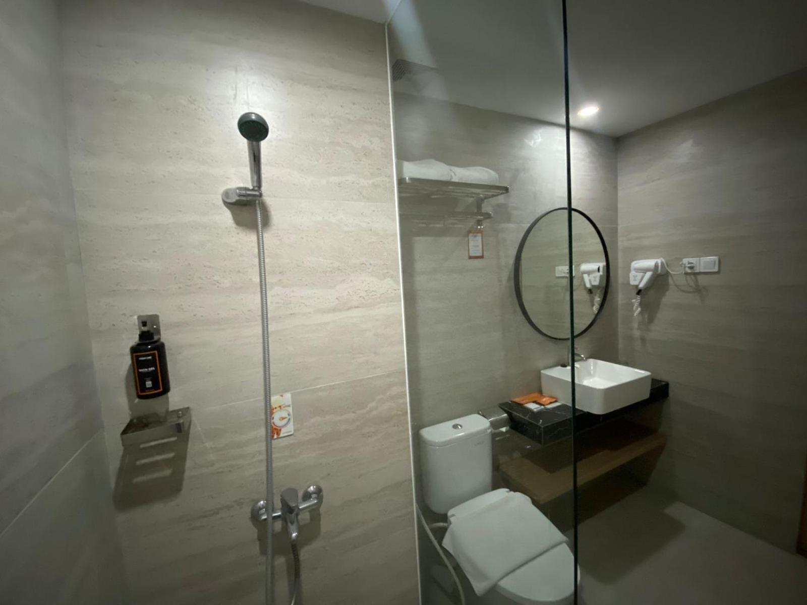 Front One King Hotel Tuban Tuban  エクステリア 写真